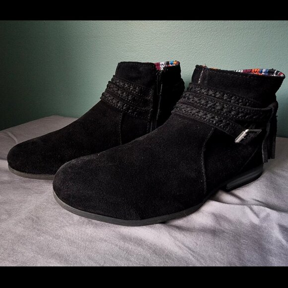 Minnetonka Women's Black Dixon Suede Ankle Booties, Size 6 - Picture 1 of 12